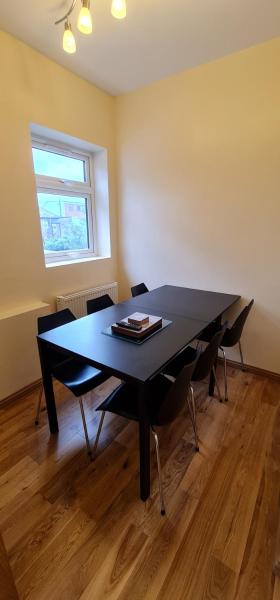 London Luxury 3 bedroom large apartment, aircon, free parking, station 4 mins walk